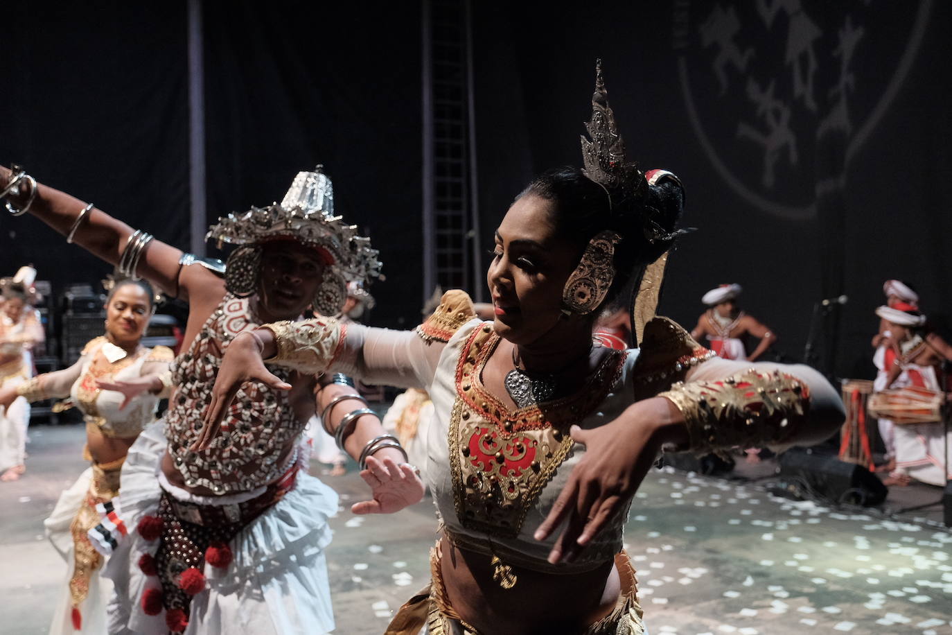 La plaza Mayor de la ciudad acogió la danza de grupos procedentes de Asturias, Valencia, Serbia y Sri-Lanka, que abrieron la primera de las tres jornadas de bailes folclóricos de carácter internacional.