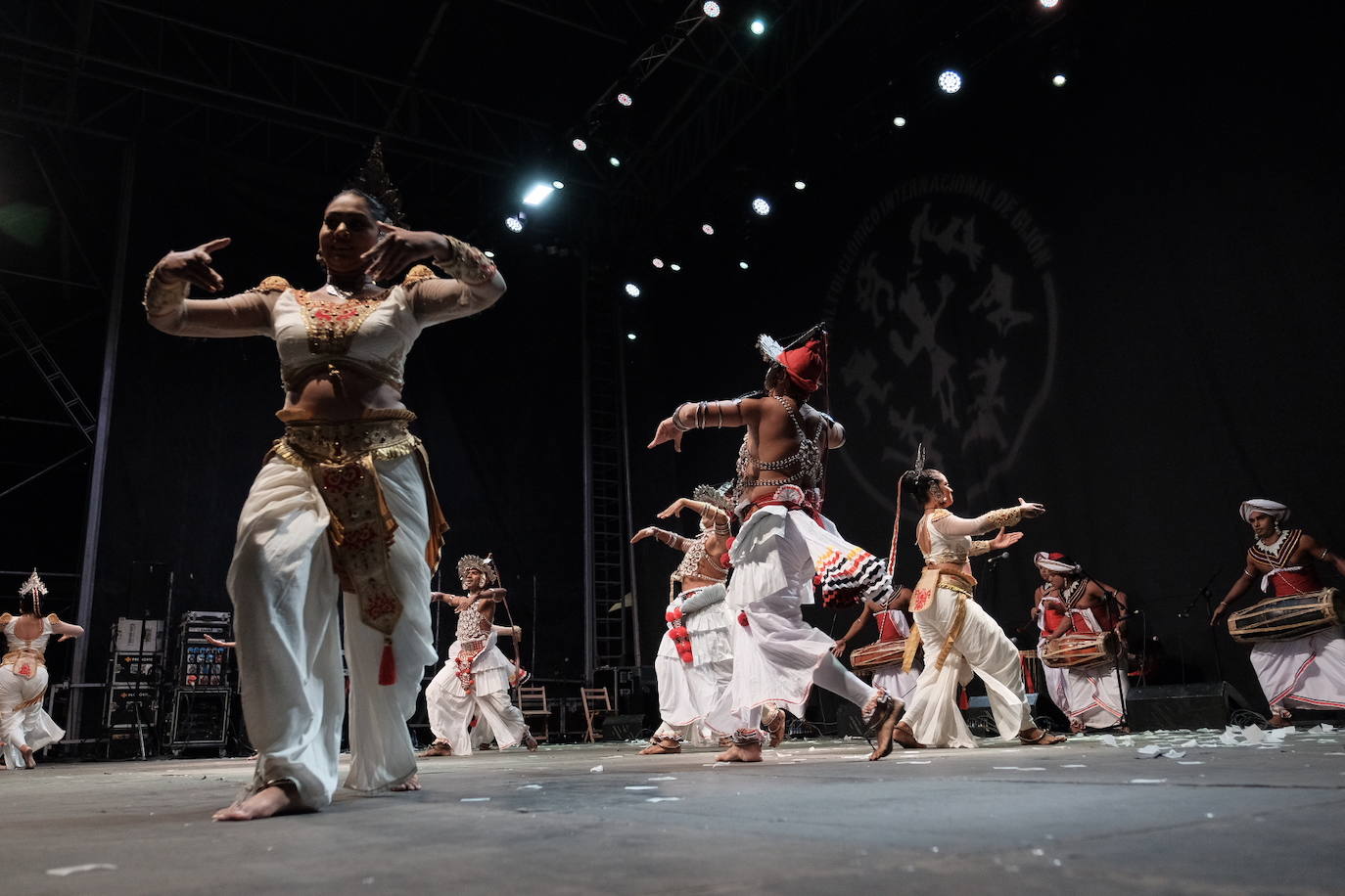 La plaza Mayor de la ciudad acogió la danza de grupos procedentes de Asturias, Valencia, Serbia y Sri-Lanka, que abrieron la primera de las tres jornadas de bailes folclóricos de carácter internacional.