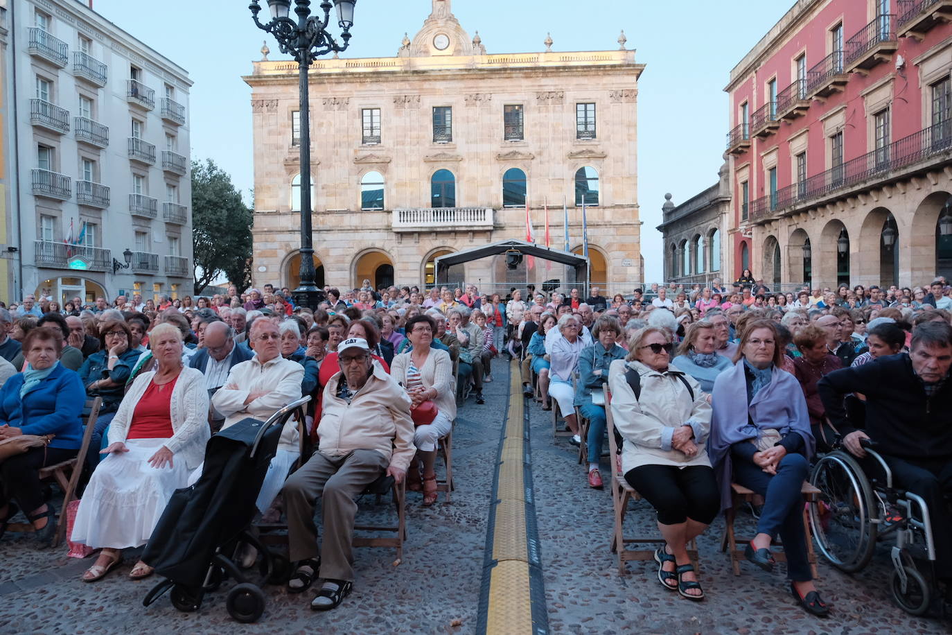 La plaza Mayor de la ciudad acogió la danza de grupos procedentes de Asturias, Valencia, Serbia y Sri-Lanka, que abrieron la primera de las tres jornadas de bailes folclóricos de carácter internacional.