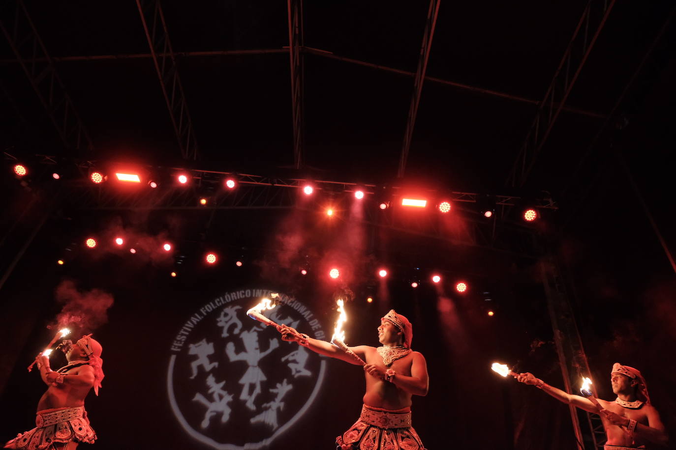 La plaza Mayor de la ciudad acogió la danza de grupos procedentes de Asturias, Valencia, Serbia y Sri-Lanka, que abrieron la primera de las tres jornadas de bailes folclóricos de carácter internacional.