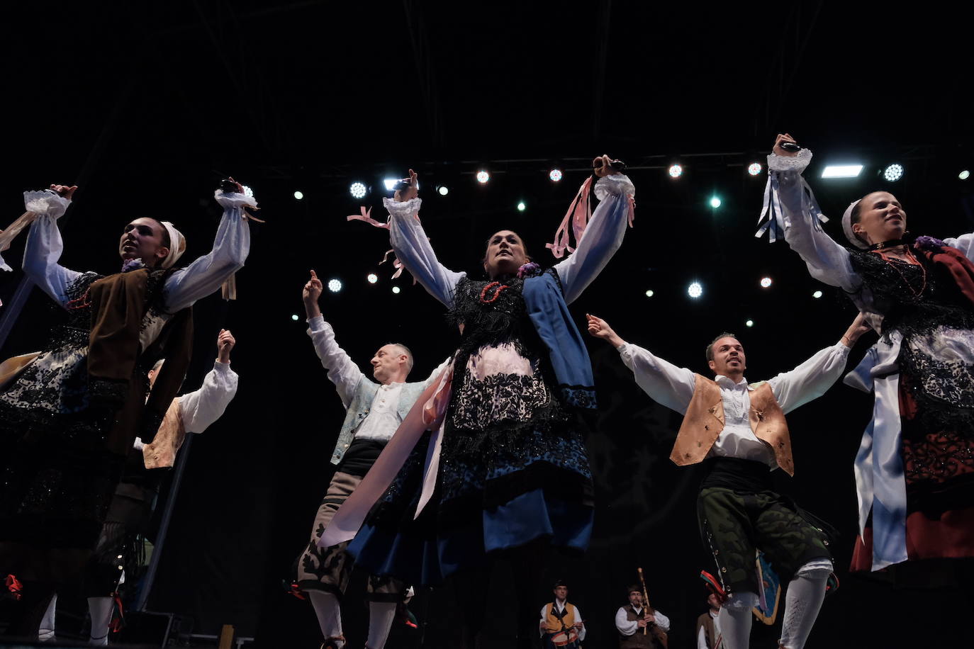 La plaza Mayor de la ciudad acogió la danza de grupos procedentes de Asturias, Valencia, Serbia y Sri-Lanka, que abrieron la primera de las tres jornadas de bailes folclóricos de carácter internacional.