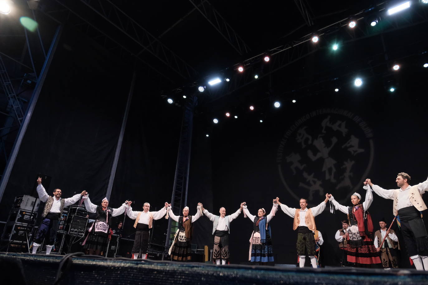 La plaza Mayor de la ciudad acogió la danza de grupos procedentes de Asturias, Valencia, Serbia y Sri-Lanka, que abrieron la primera de las tres jornadas de bailes folclóricos de carácter internacional.