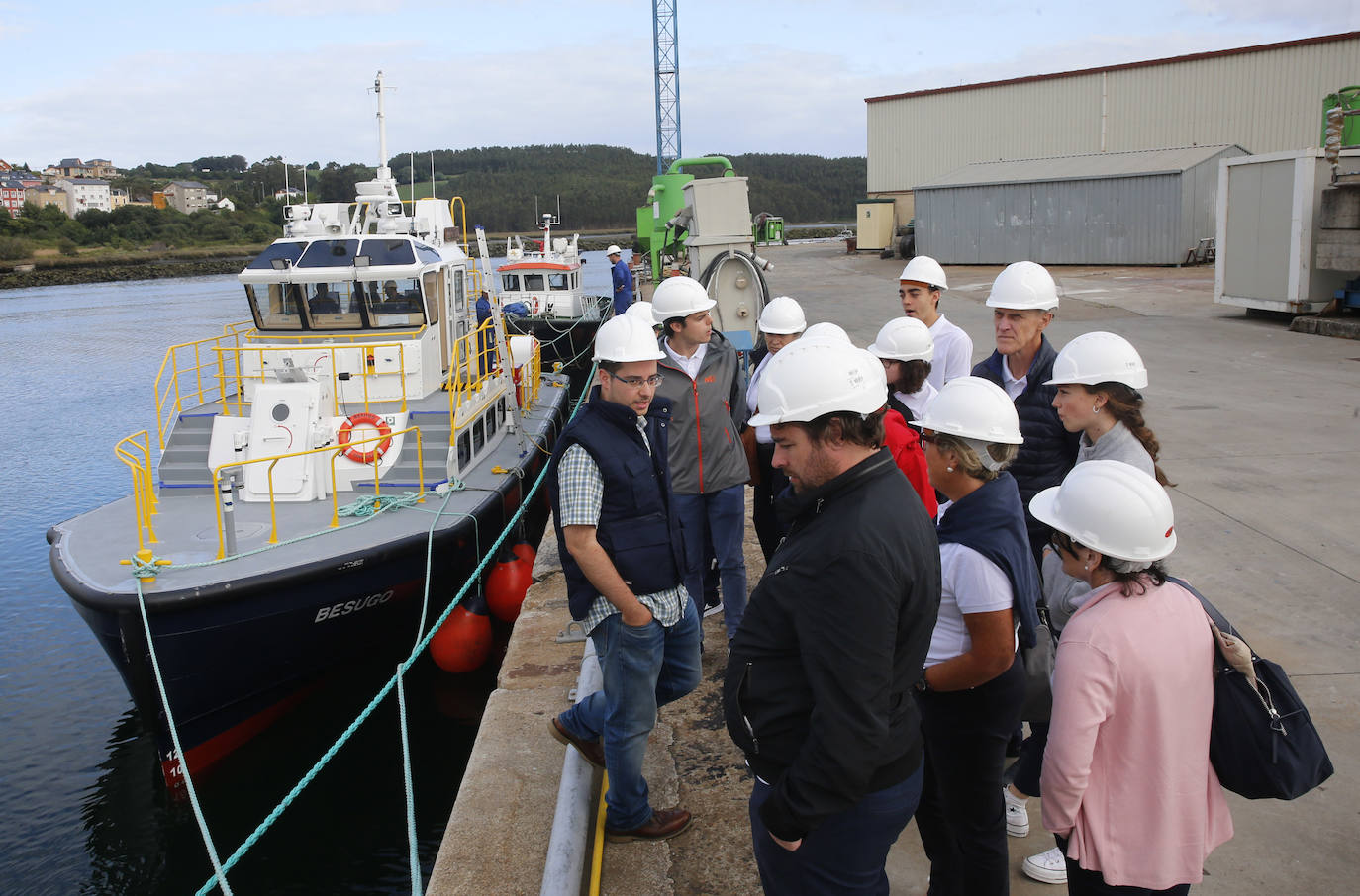 Alumnos y profesores de la Universidad Itinerante han hecho este martes escala en los Astilleros Armón de Navia antes de seguir rumbo.