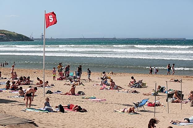 Los bañistas acudieron a San Lorenzo, a pesar del viento, pero con la prohibición de meterse en la mar. 