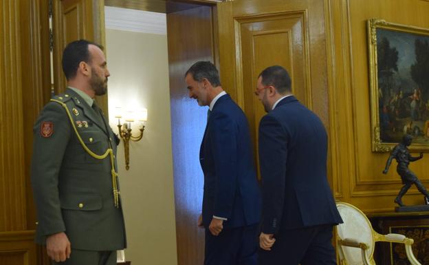 Un momento de la recepción de Adrián Barbón por el rey Felipe VI en el Palacio de la Zarzuela. 