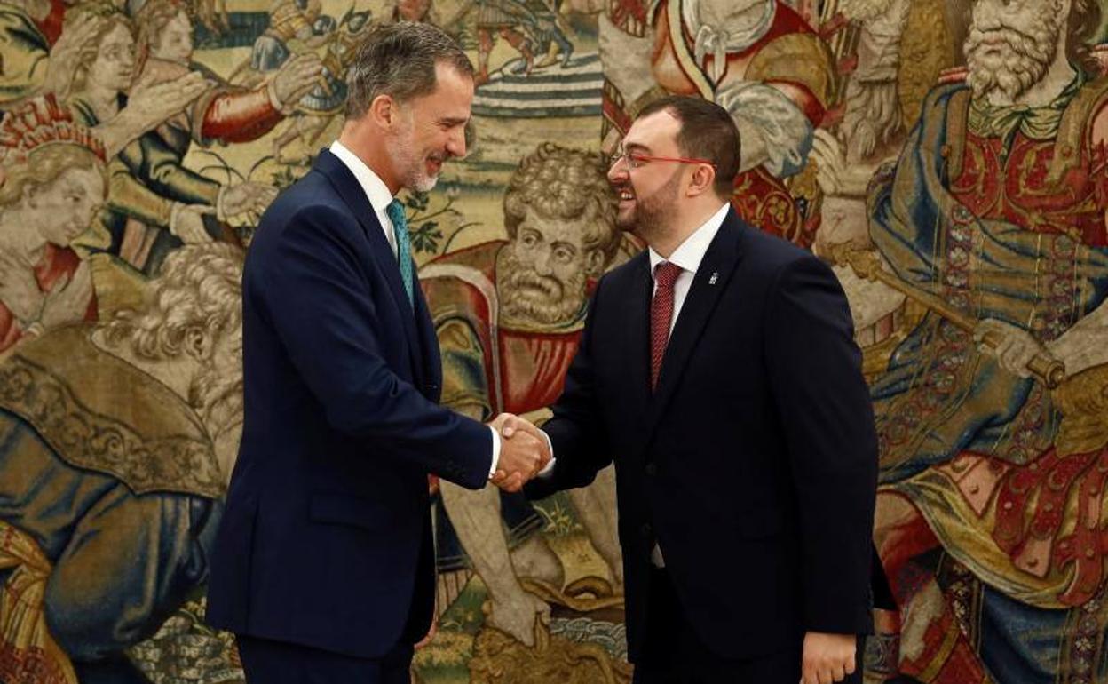 Felipe VI recibe en audiencia al presidente asturiano, Adrián Barbón.