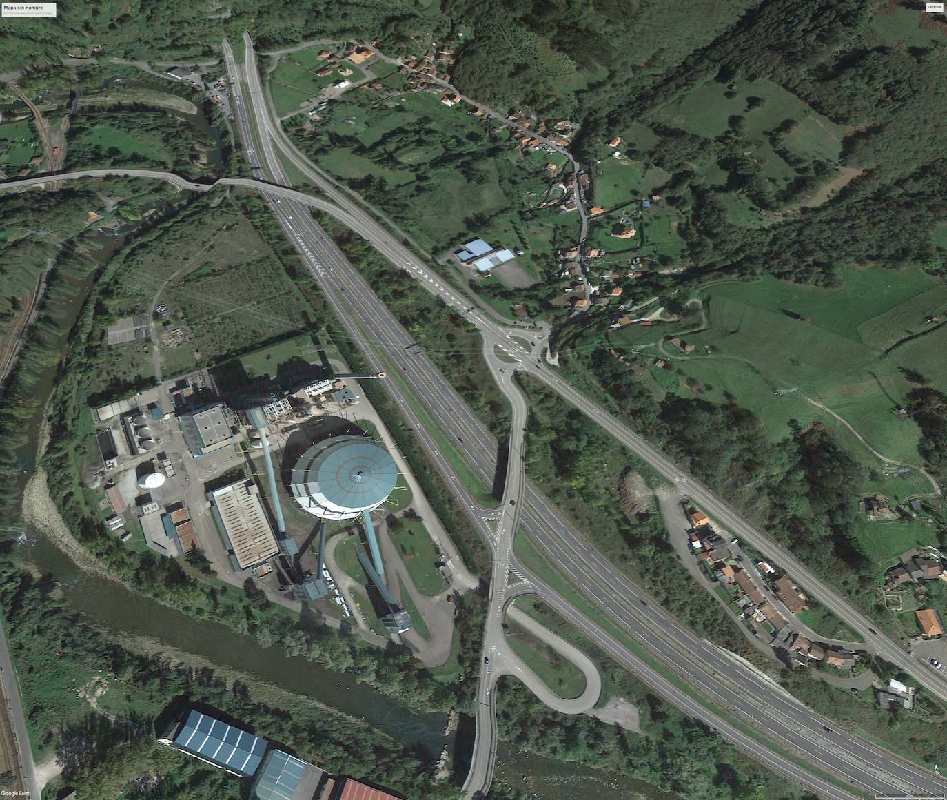 La Pereda. Frente a la térmica la N-630 una glorieta partida permite salvar la A-66 y alcanzar el Barrio de Pachón; se plantea completar la rotonda.