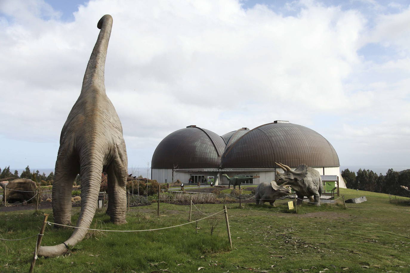 Fotografiarse junto a los dinosaurios en el MUJA