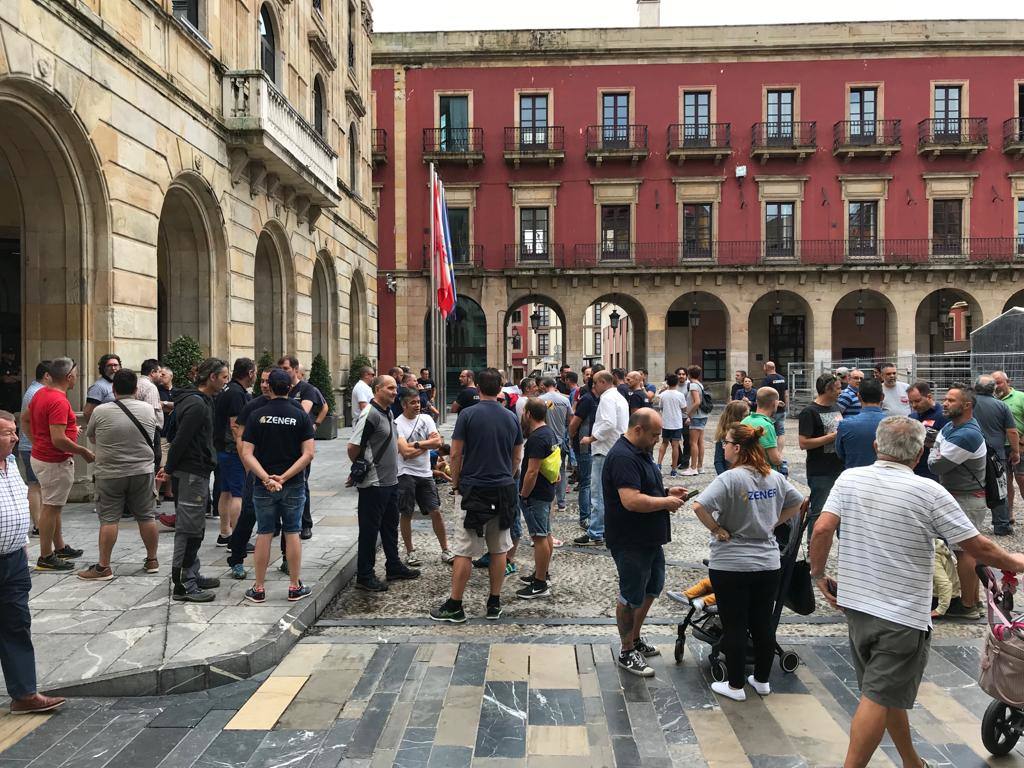 Concentración de los trabajadores de Zener frente al Ayuntamiento de Gijón