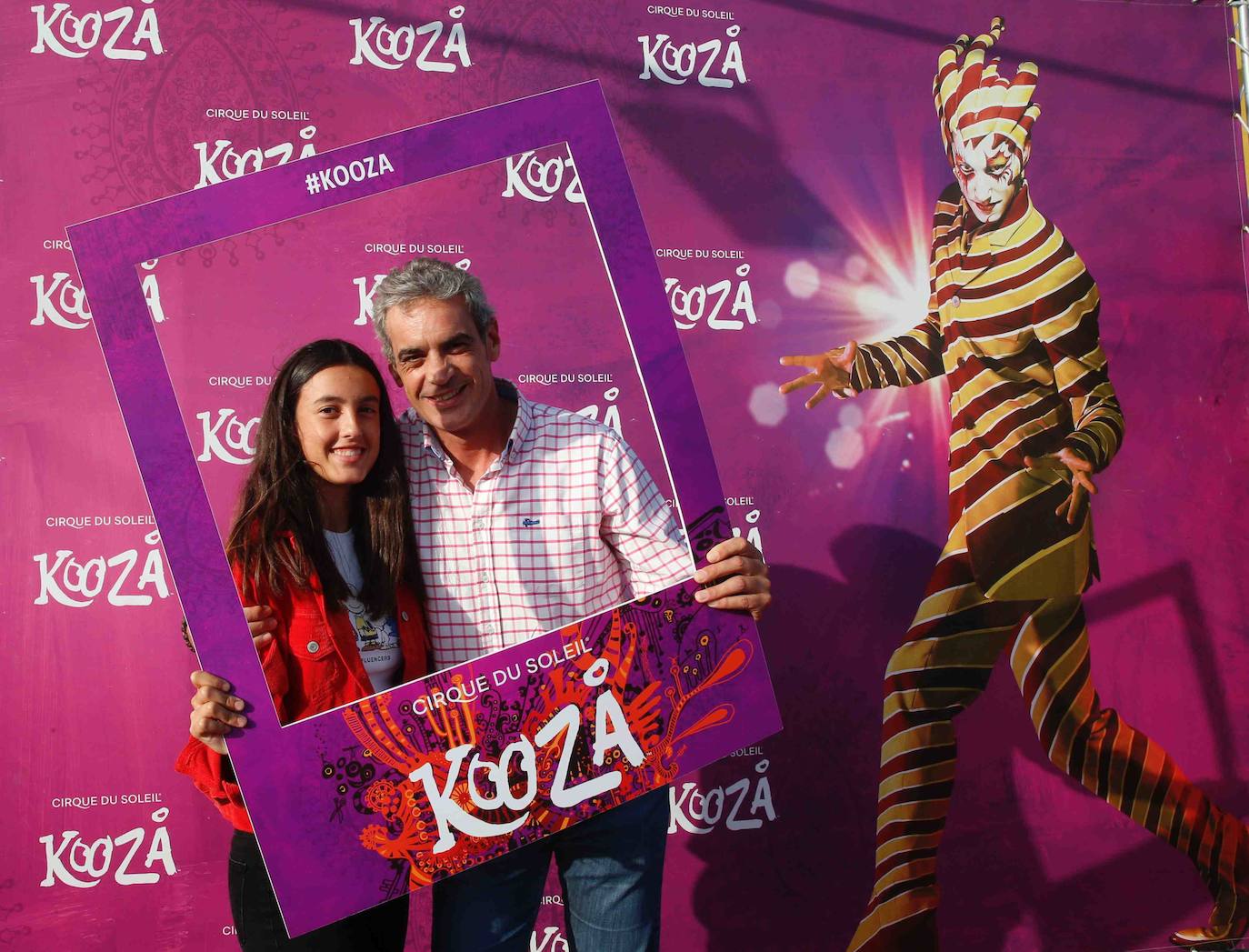 El primer pase de 'Kooza' en Gijón levantó mucha expectación. Entre los primeros visitantes estuvo la alcaldesa de Gijón, Ana González, y una representación del Sporting con su técnico José Alberto a la cabeza. 