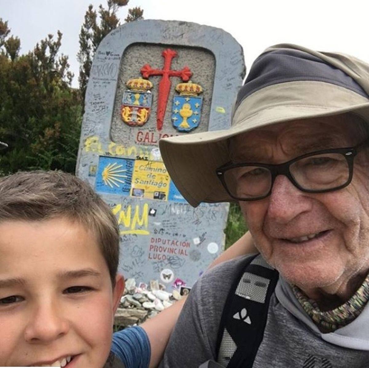 Jaime González y su nieto Santi han recorrido más de 1.200 kilómetros desde 2017, cuando peregrinaron por primera vez con 76 y 7 años. A través de su cuenta de Instagram cuentan su historia y cómo esta aventura ha ayudado a Santi a combatir la hiperactividad. 