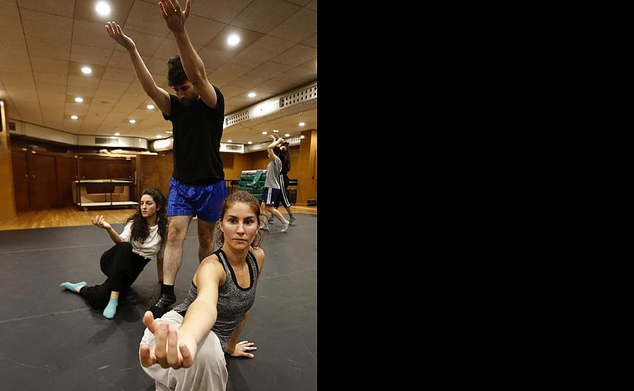 Los bailarines durante uno de sus ensayos. 