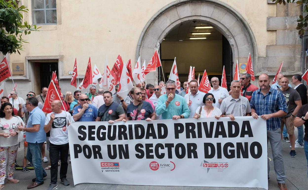 Un momento de la protesta de los trabajadores de Ombuds frente a la sede de Correos en Gijón.