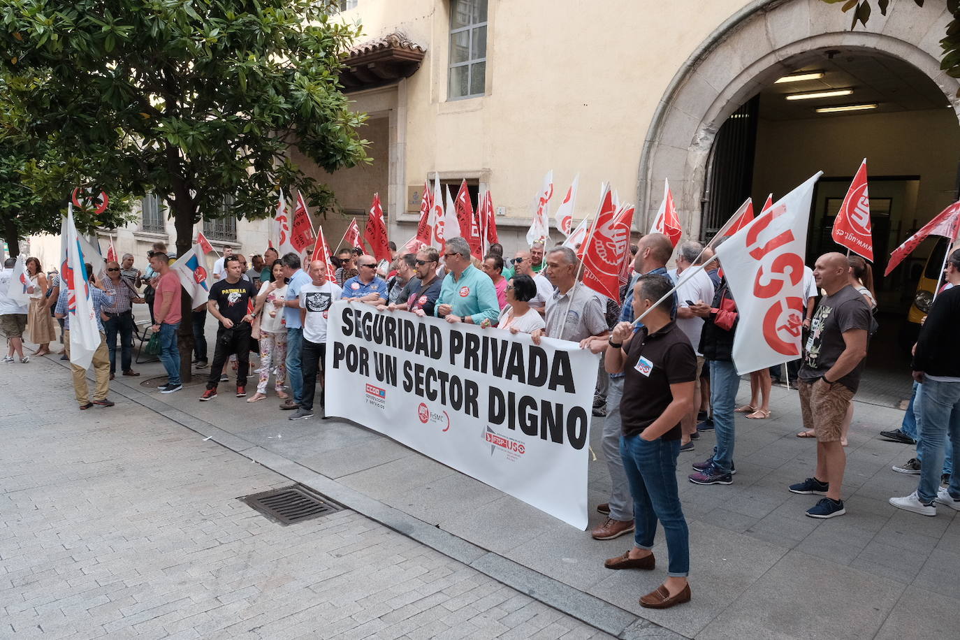 Fotos: Los trabajadores de Ombuds se manifiestan en Gijón