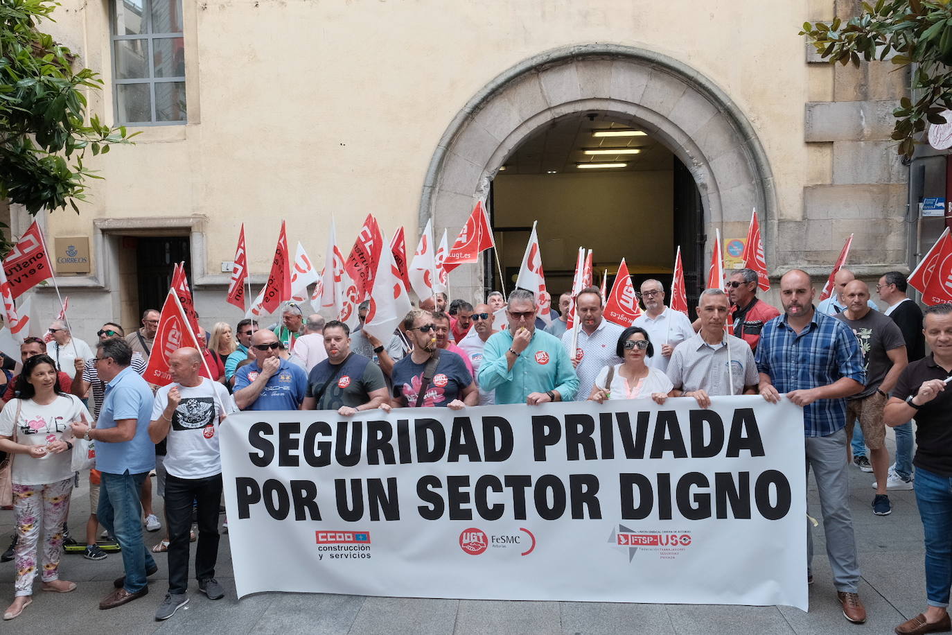 Fotos: Los trabajadores de Ombuds se manifiestan en Gijón