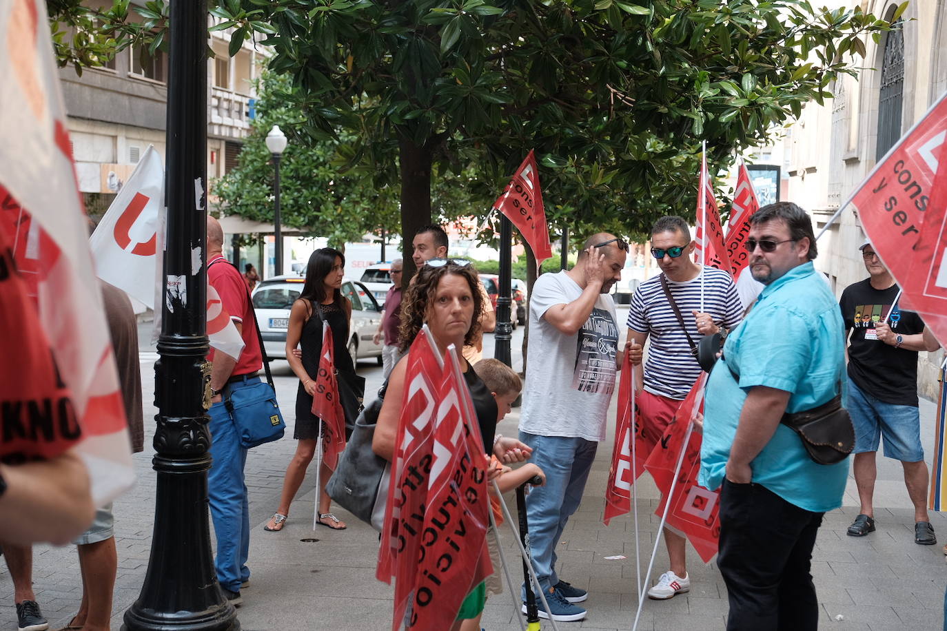 Fotos: Los trabajadores de Ombuds se manifiestan en Gijón