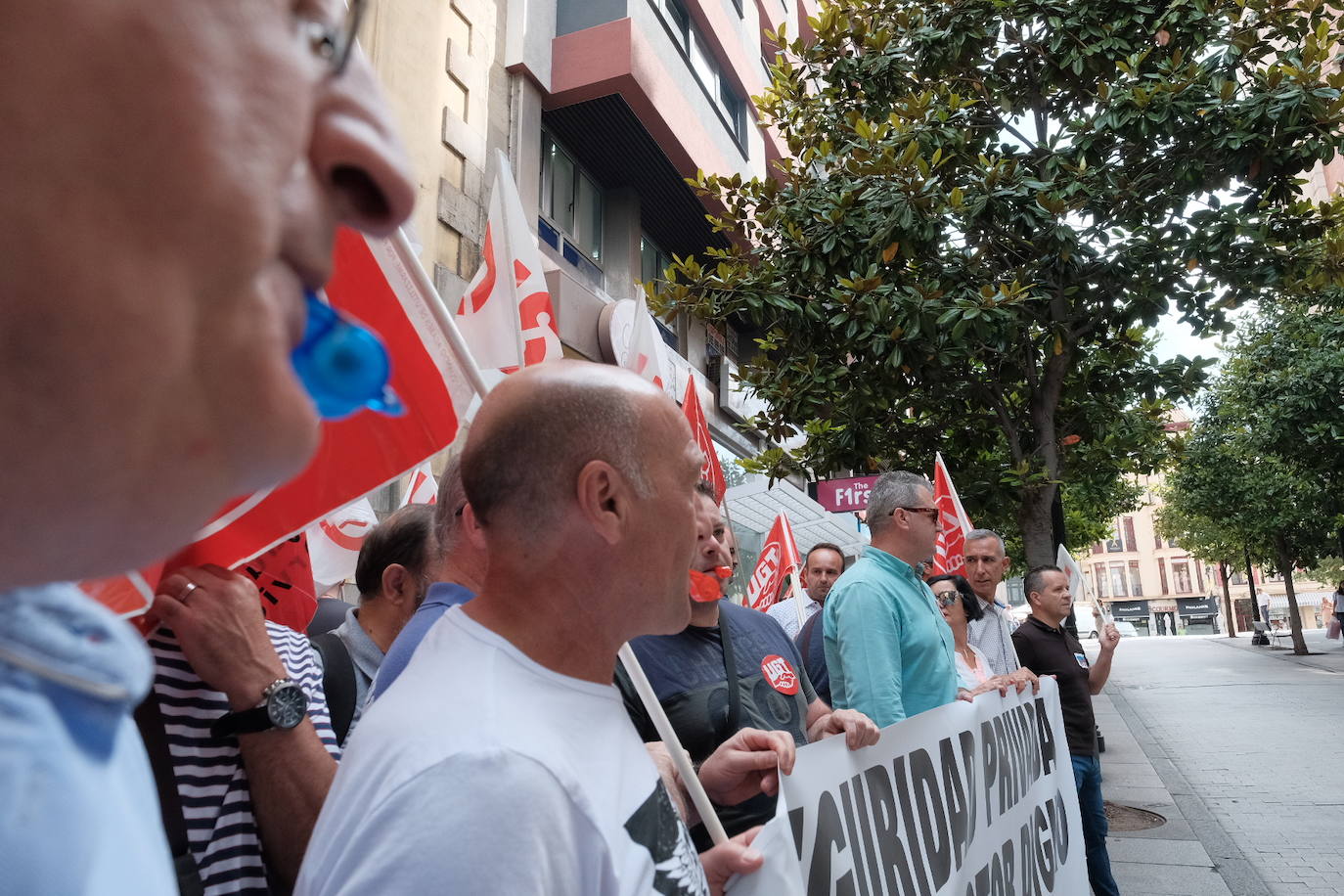 Fotos: Los trabajadores de Ombuds se manifiestan en Gijón