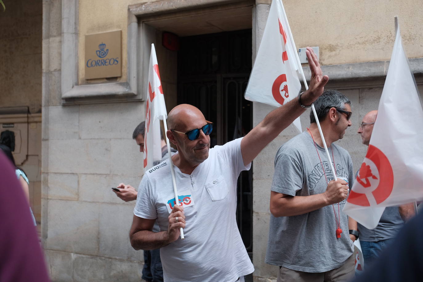 Fotos: Los trabajadores de Ombuds se manifiestan en Gijón