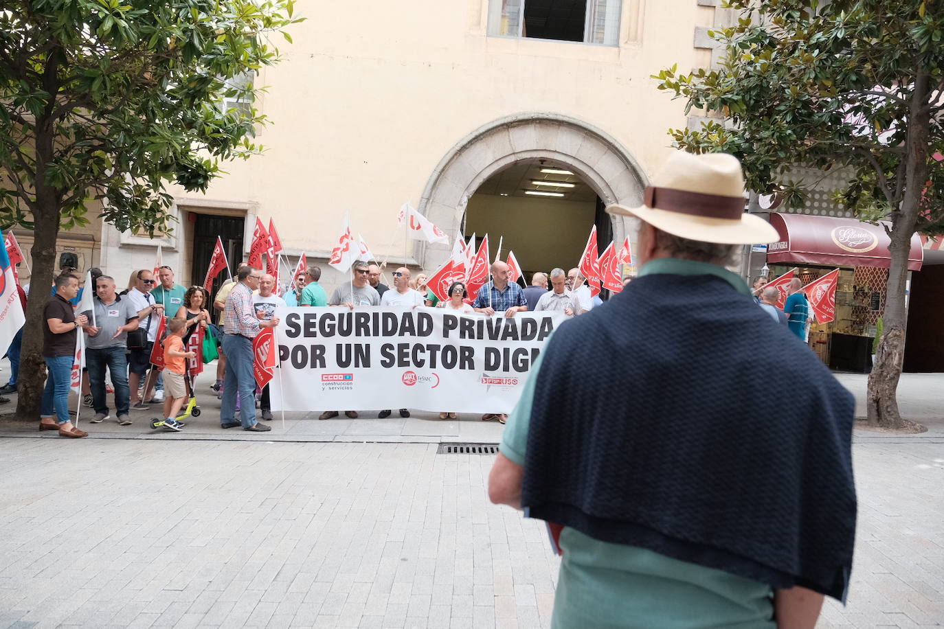 Fotos: Los trabajadores de Ombuds se manifiestan en Gijón