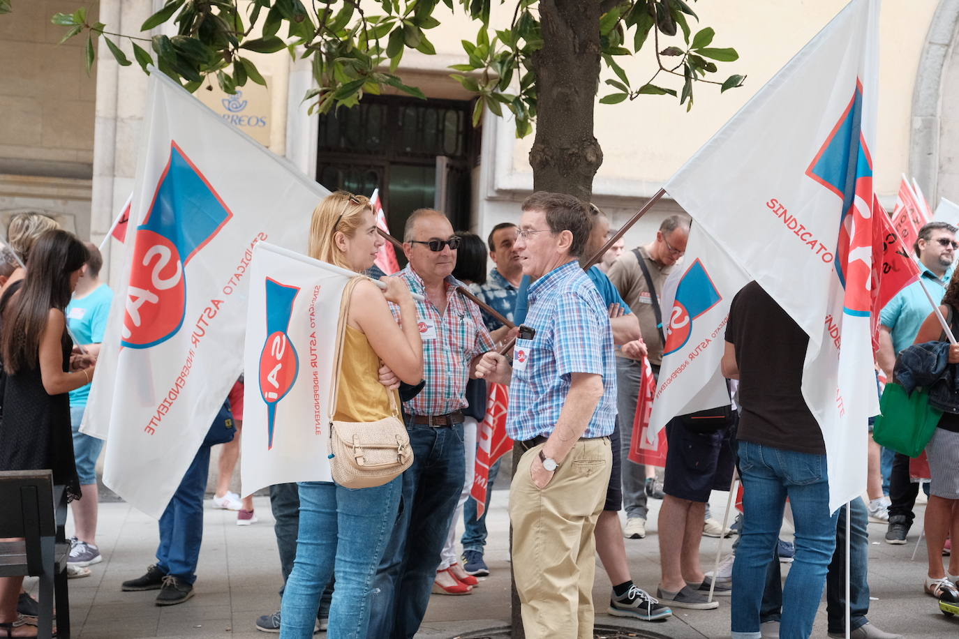 Fotos: Los trabajadores de Ombuds se manifiestan en Gijón