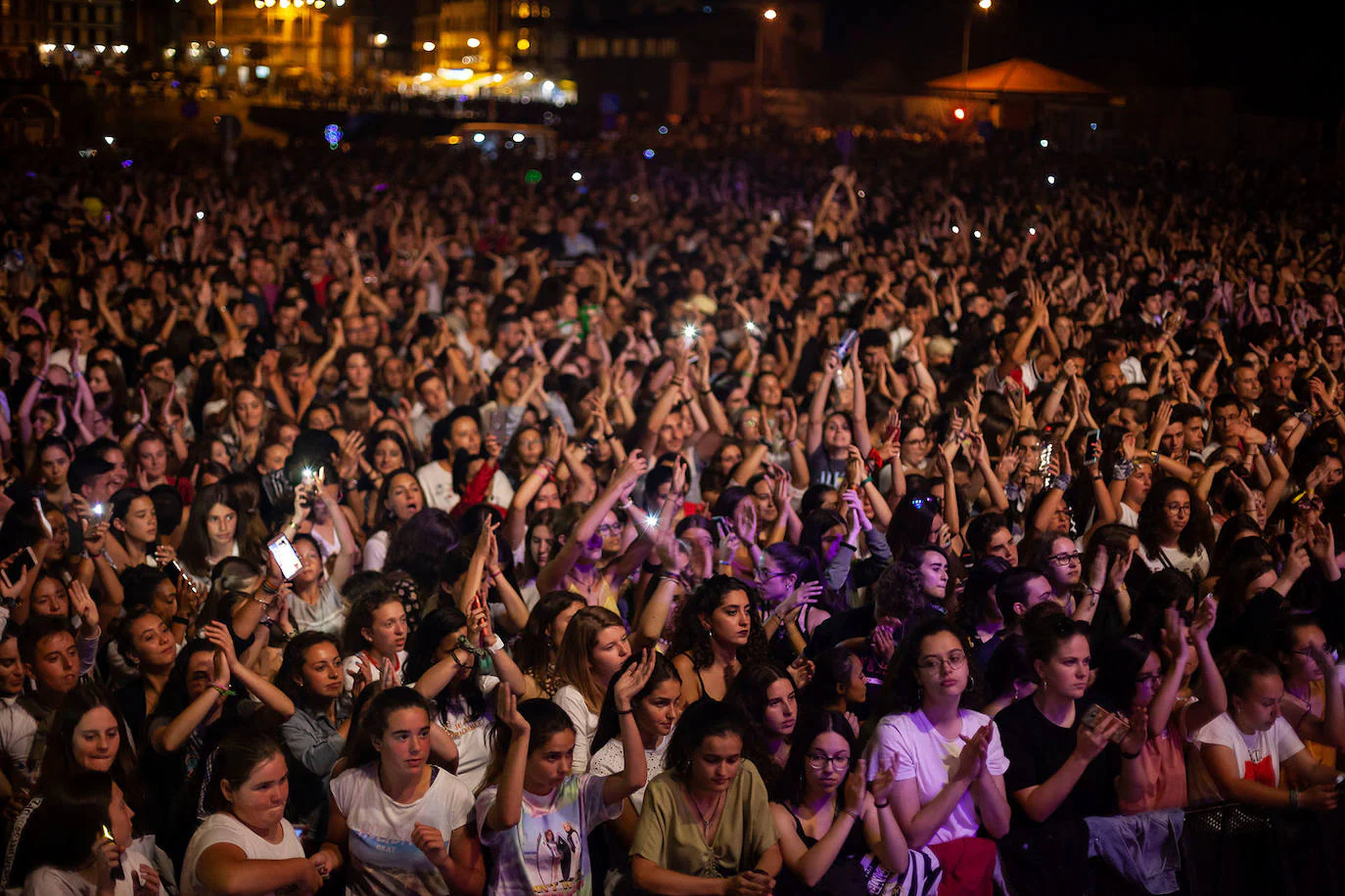 Candás acogió este jueves una nueva edición de los 40 Summer Live, con la participación de artistas como Alfred García o Beret. 