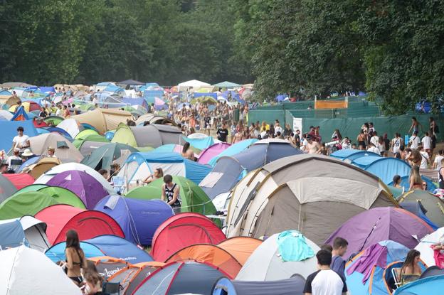 Una de las zonas de acampada en el concejo de Parres, donde el festival Riverland ha reunido a miles de jóvenes en los días previos al concierto.