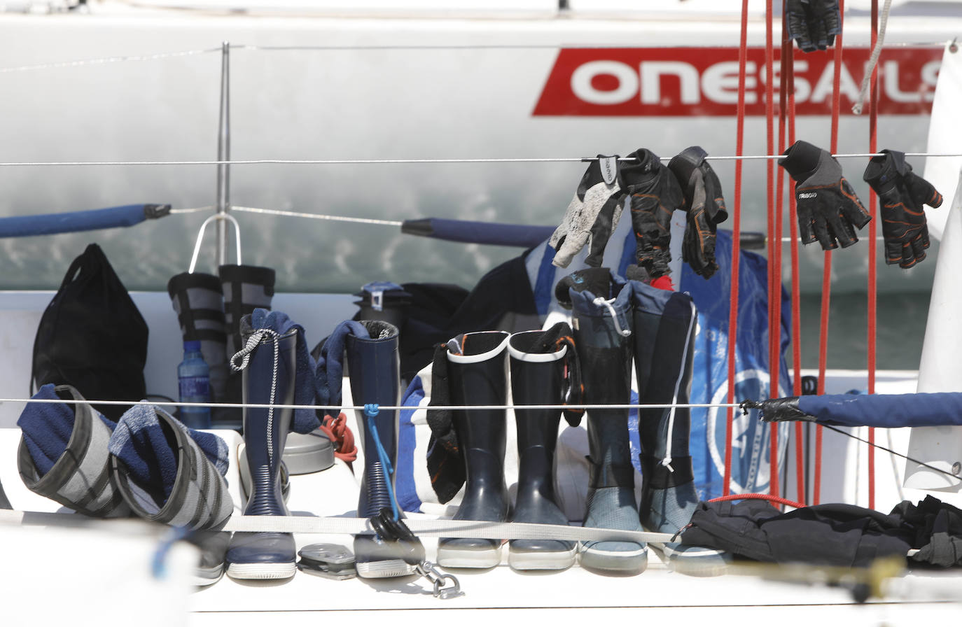 La flota de cruceros tomó a primeras horas de la tarde de este jueves la salida en Santander y puso rumbo al Puerto Deportivo de Gijón, al que llegaron las primeras embarcaciones de madrugada.