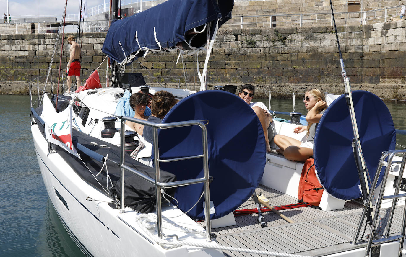 La flota de cruceros tomó a primeras horas de la tarde de este jueves la salida en Santander y puso rumbo al Puerto Deportivo de Gijón, al que llegaron las primeras embarcaciones de madrugada.