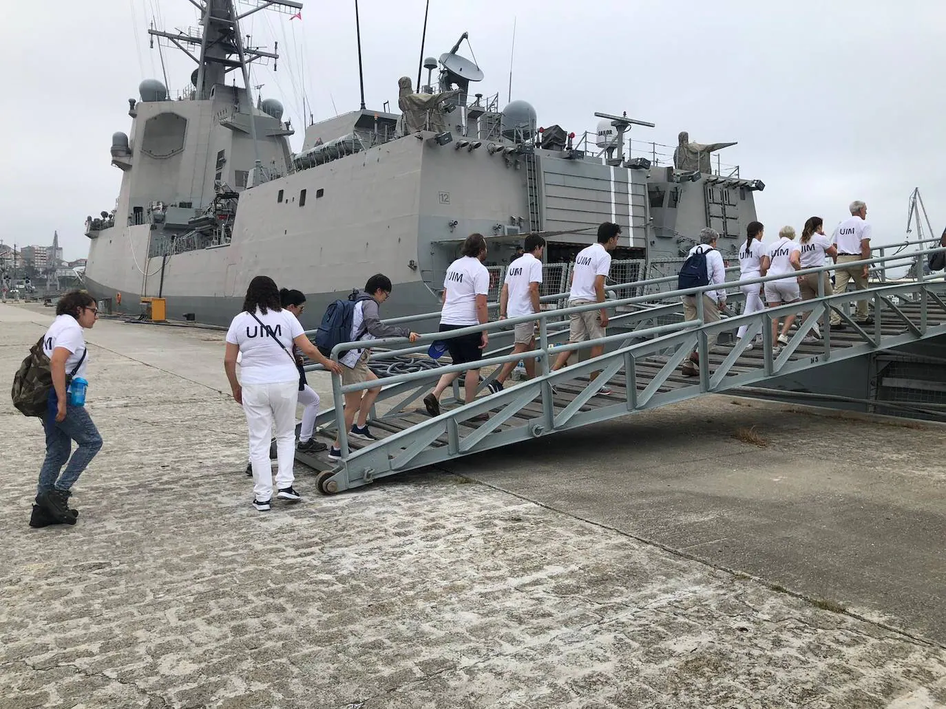 La fragata F-100 'Cristobal Colón' fue el escenario de la especial visita que las colonias escolares realizaron esta mañana. Amarrado en el Arsenal Militar de la Armada Española en Ferrol este navío de reciente creación es uno de los buques más modernos del ejercito y alberga una dotación de más de doscientas personas. Siguiendo con la hospitalidad mostrada durante las jornadas anteriores por la Armada, el capitán de la fragata, Juan Bautista Falla fue el anfitrión de las colonias escolares.