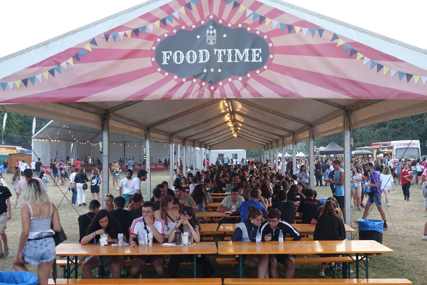 Más de 20.000 personas disfrutan del frenético ritmo del Festival Riverland que nace enmarcado en las celebraciones del Descenso del Río Sella. 