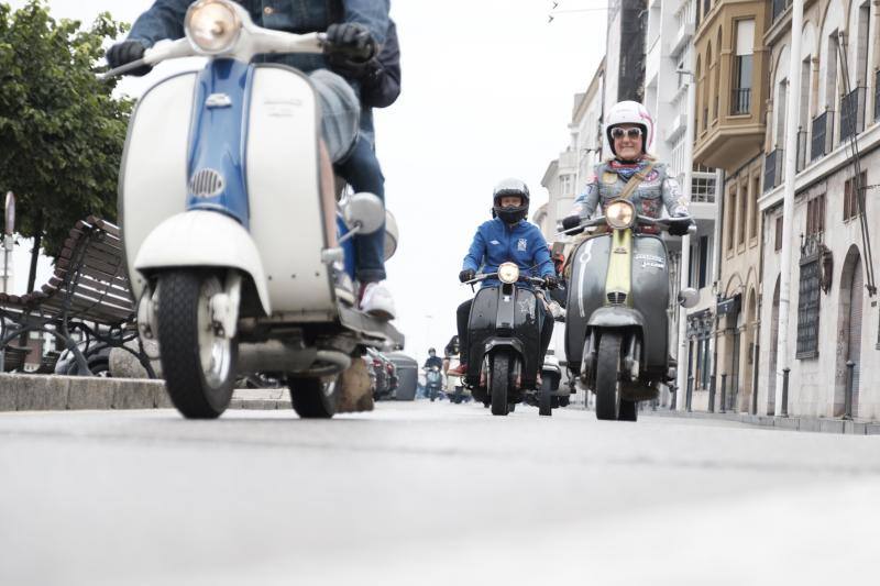 Vespas y Lambrettas se pasearon, este sábado, por Gijón.