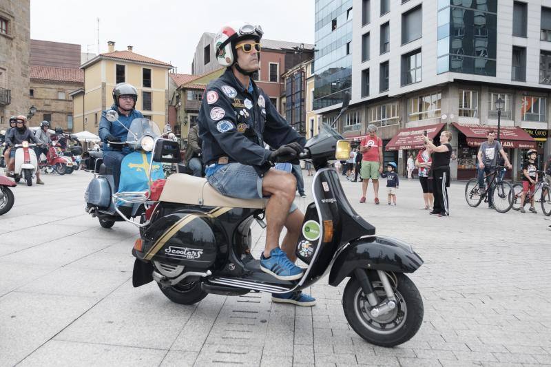 Vespas y Lambrettas se pasearon, este sábado, por Gijón.