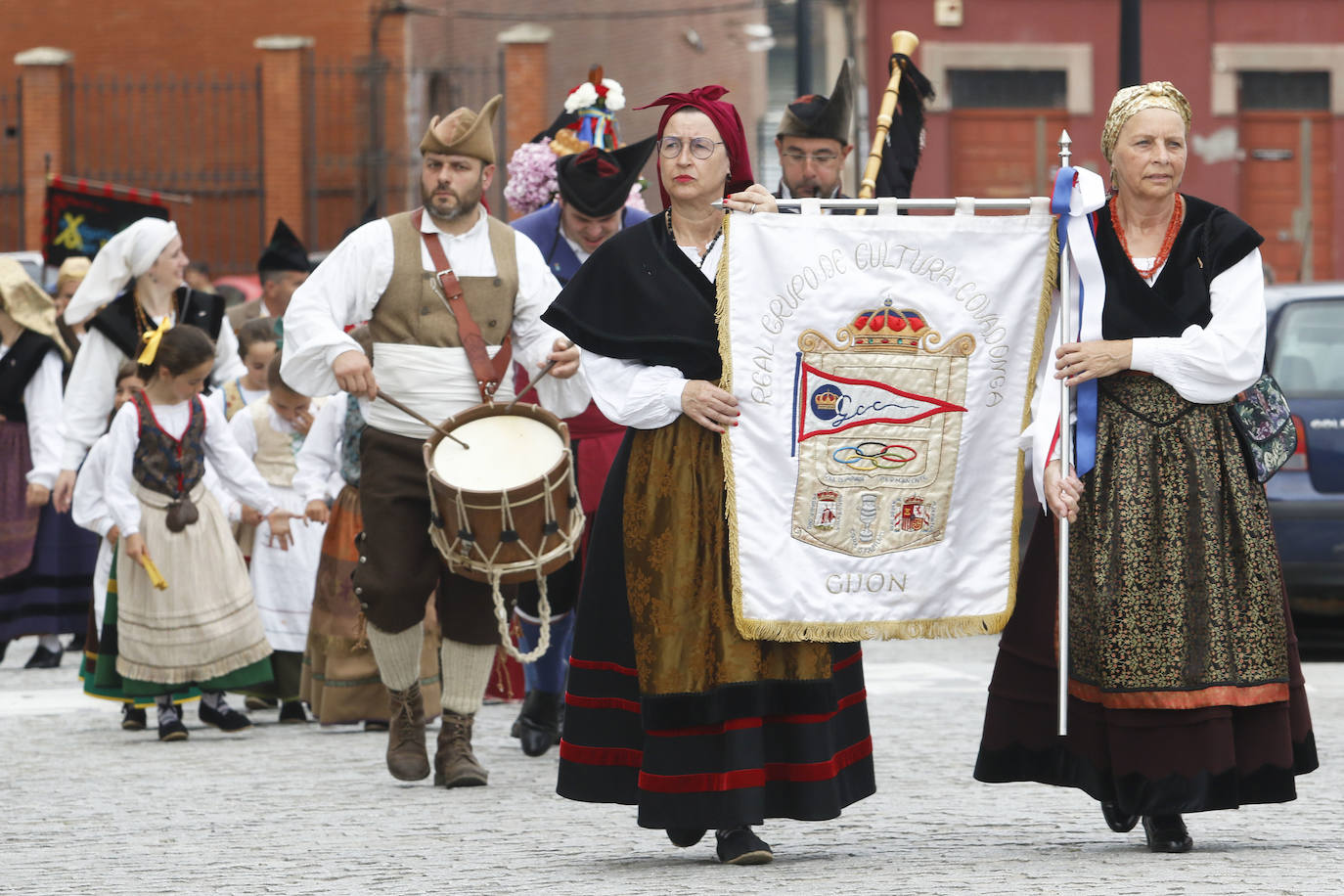 En el mediodía de este domingo tuvo lugar el Día de Asturias en Gijón, con el tradicional desfile desde la plaza Mayor hasta el Cerro, la puya del ramu y la danza prima. También hubo espacio para los juegos tradicionales y la comida en el prau. 