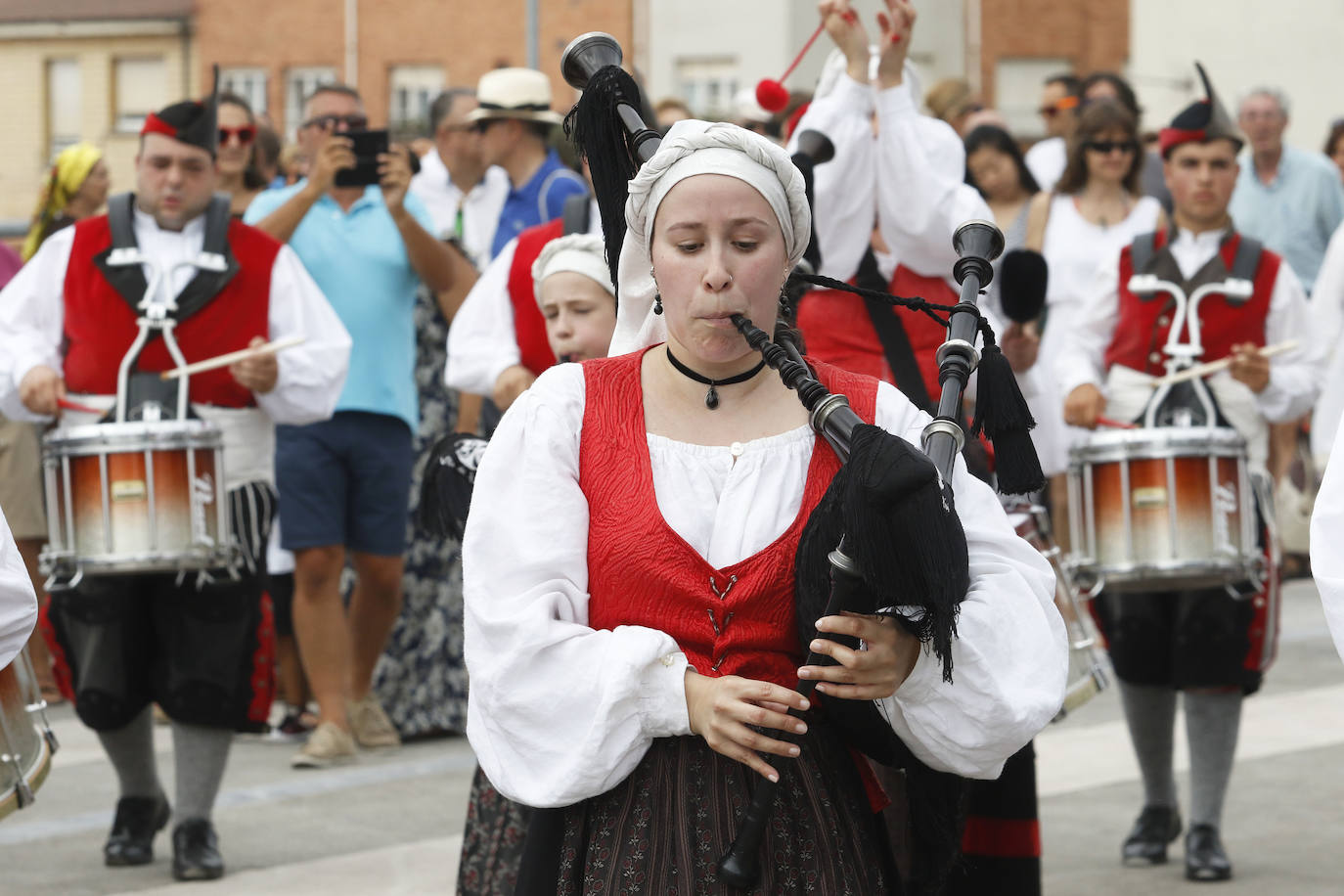 En el mediodía de este domingo tuvo lugar el Día de Asturias en Gijón, con el tradicional desfile desde la plaza Mayor hasta el Cerro, la puya del ramu y la danza prima. También hubo espacio para los juegos tradicionales y la comida en el prau. 