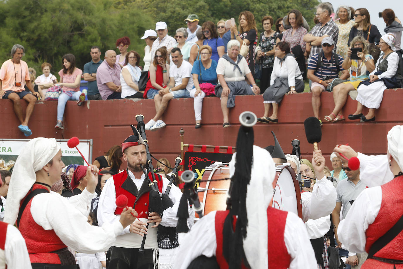 En el mediodía de este domingo tuvo lugar el Día de Asturias en Gijón, con el tradicional desfile desde la plaza Mayor hasta el Cerro, la puya del ramu y la danza prima. También hubo espacio para los juegos tradicionales y la comida en el prau. 