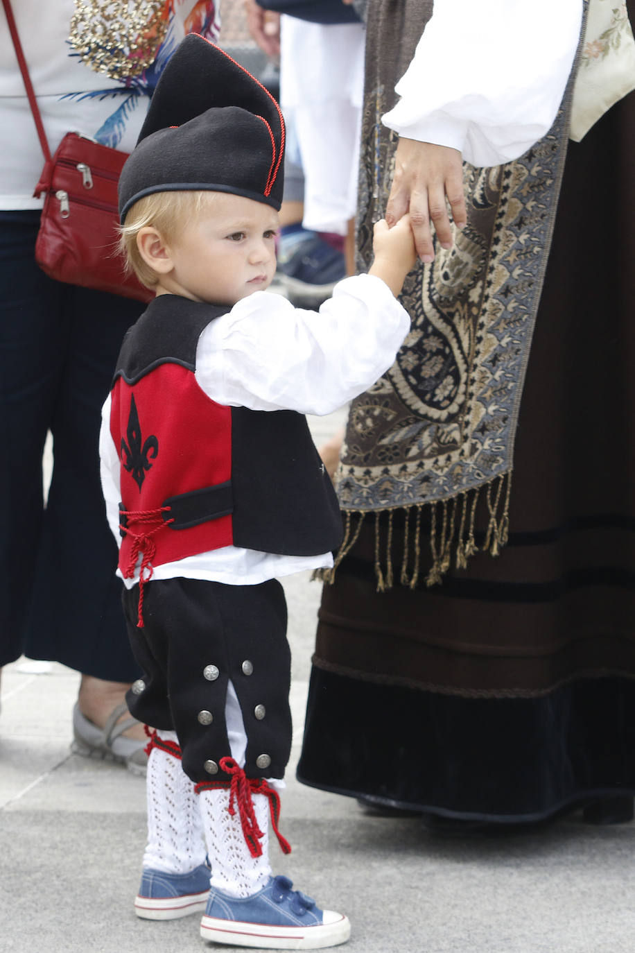 En el mediodía de este domingo tuvo lugar el Día de Asturias en Gijón, con el tradicional desfile desde la plaza Mayor hasta el Cerro, la puya del ramu y la danza prima. También hubo espacio para los juegos tradicionales y la comida en el prau. 