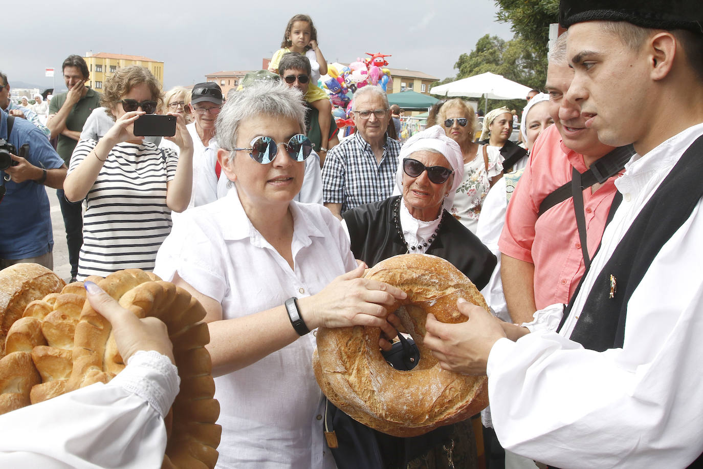 En el mediodía de este domingo tuvo lugar el Día de Asturias en Gijón, con el tradicional desfile desde la plaza Mayor hasta el Cerro, la puya del ramu y la danza prima. También hubo espacio para los juegos tradicionales y la comida en el prau. 