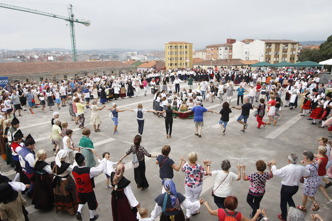 En el mediodía de este domingo tuvo lugar el Día de Asturias en Gijón, con el tradicional desfile desde la plaza Mayor hasta el Cerro, la puya del ramu y la danza prima. También hubo espacio para los juegos tradicionales y la comida en el prau. 