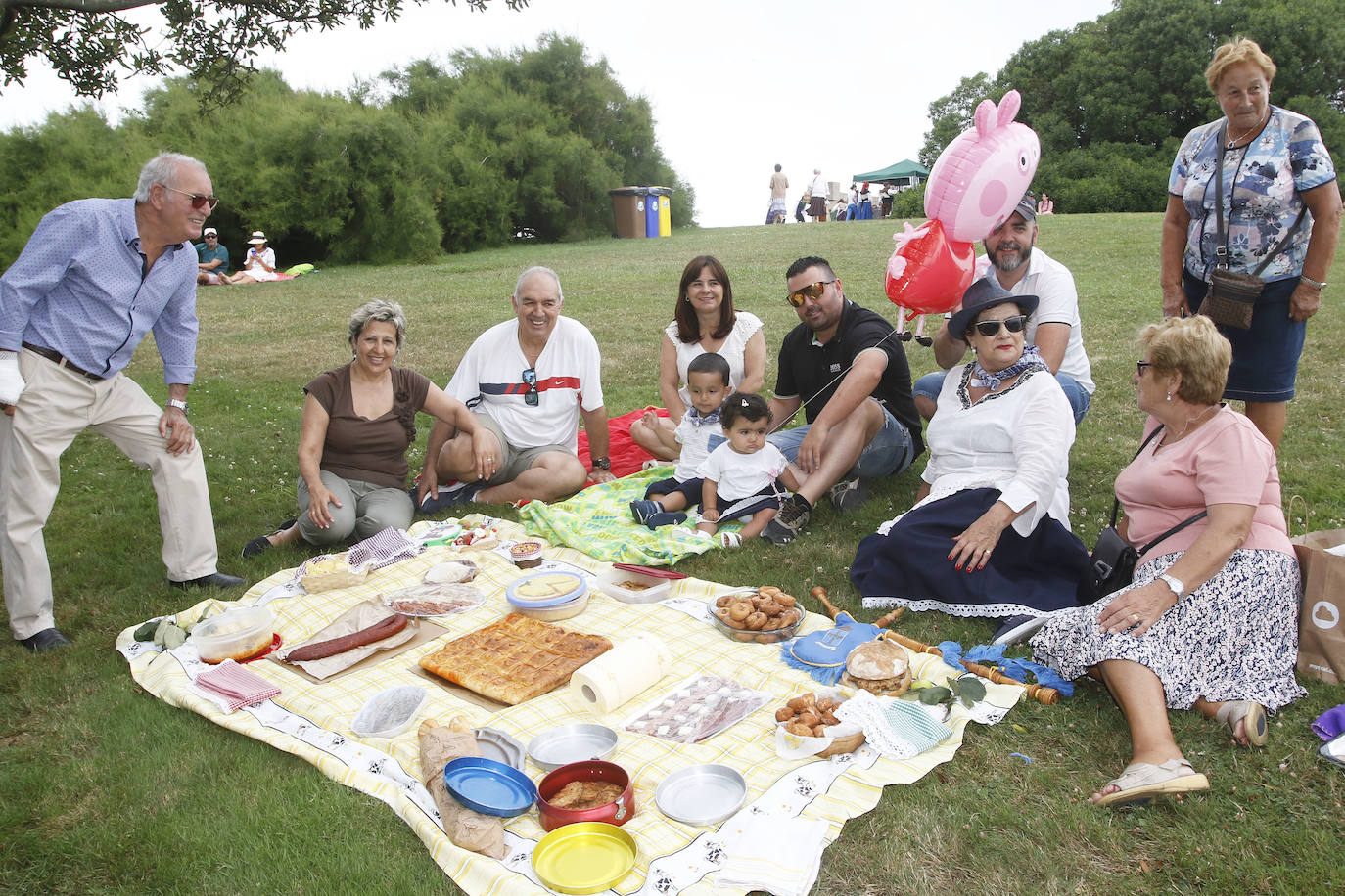 En el mediodía de este domingo tuvo lugar el Día de Asturias en Gijón, con el tradicional desfile desde la plaza Mayor hasta el Cerro, la puya del ramu y la danza prima. También hubo espacio para los juegos tradicionales y la comida en el prau. 