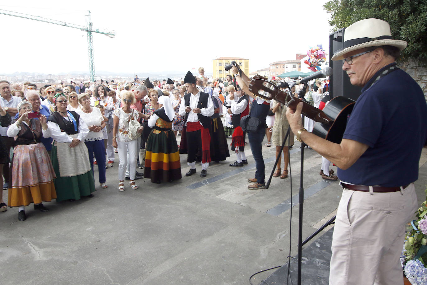 En el mediodía de este domingo tuvo lugar el Día de Asturias en Gijón, con el tradicional desfile desde la plaza Mayor hasta el Cerro, la puya del ramu y la danza prima. También hubo espacio para los juegos tradicionales y la comida en el prau. 