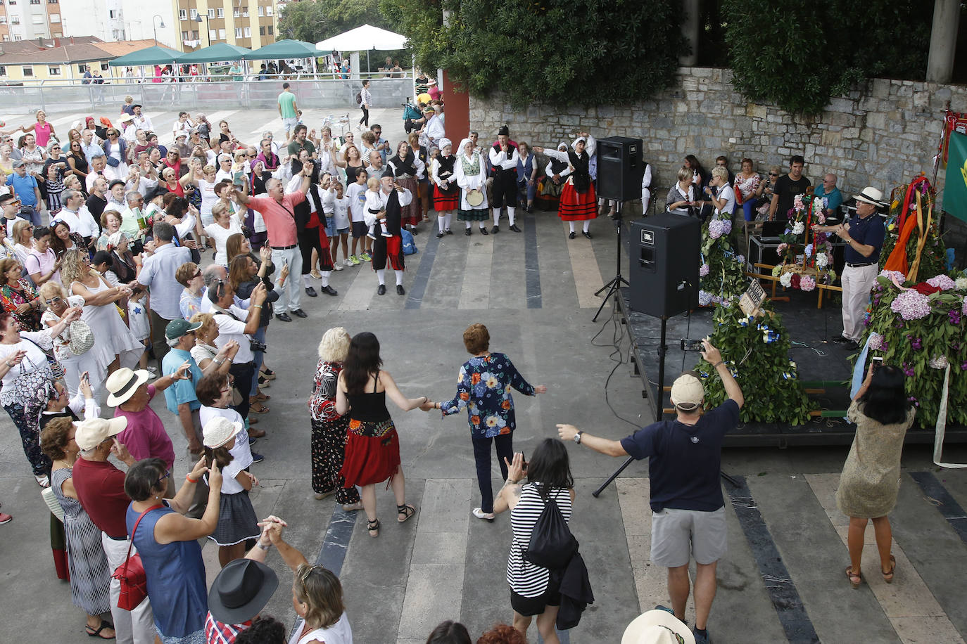 En el mediodía de este domingo tuvo lugar el Día de Asturias en Gijón, con el tradicional desfile desde la plaza Mayor hasta el Cerro, la puya del ramu y la danza prima. También hubo espacio para los juegos tradicionales y la comida en el prau. 