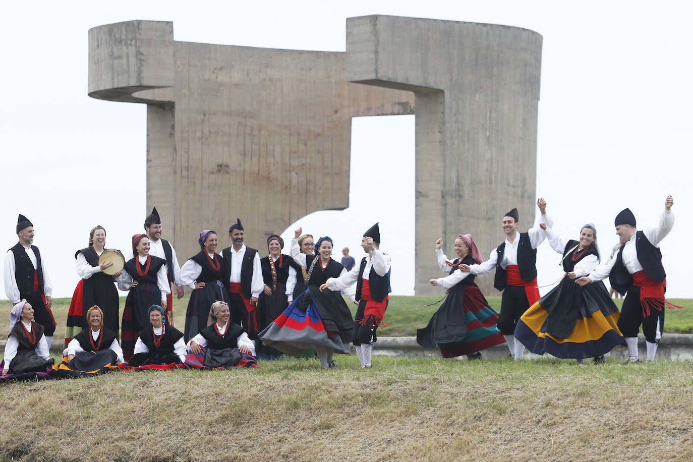 En el mediodía de este domingo tuvo lugar el Día de Asturias en Gijón, con el tradicional desfile desde la plaza Mayor hasta el Cerro, la puya del ramu y la danza prima. También hubo espacio para los juegos tradicionales y la comida en el prau. 
