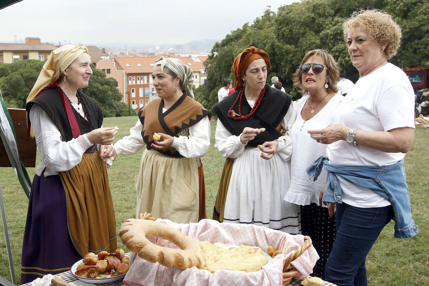 En el mediodía de este domingo tuvo lugar el Día de Asturias en Gijón, con el tradicional desfile desde la plaza Mayor hasta el Cerro, la puya del ramu y la danza prima. También hubo espacio para los juegos tradicionales y la comida en el prau. 