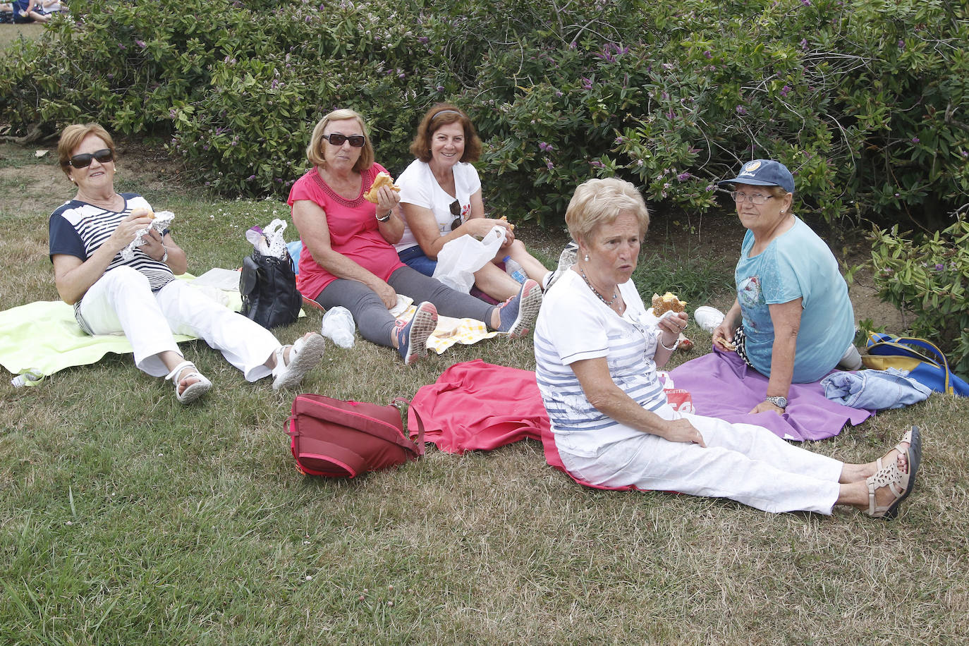 En el mediodía de este domingo tuvo lugar el Día de Asturias en Gijón, con el tradicional desfile desde la plaza Mayor hasta el Cerro, la puya del ramu y la danza prima. También hubo espacio para los juegos tradicionales y la comida en el prau. 