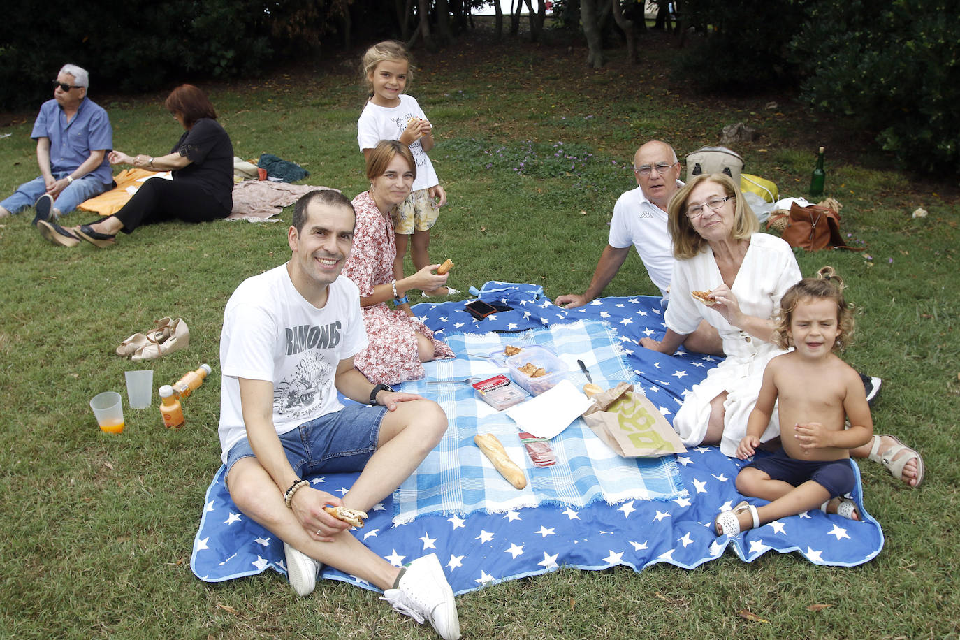 En el mediodía de este domingo tuvo lugar el Día de Asturias en Gijón, con el tradicional desfile desde la plaza Mayor hasta el Cerro, la puya del ramu y la danza prima. También hubo espacio para los juegos tradicionales y la comida en el prau. 