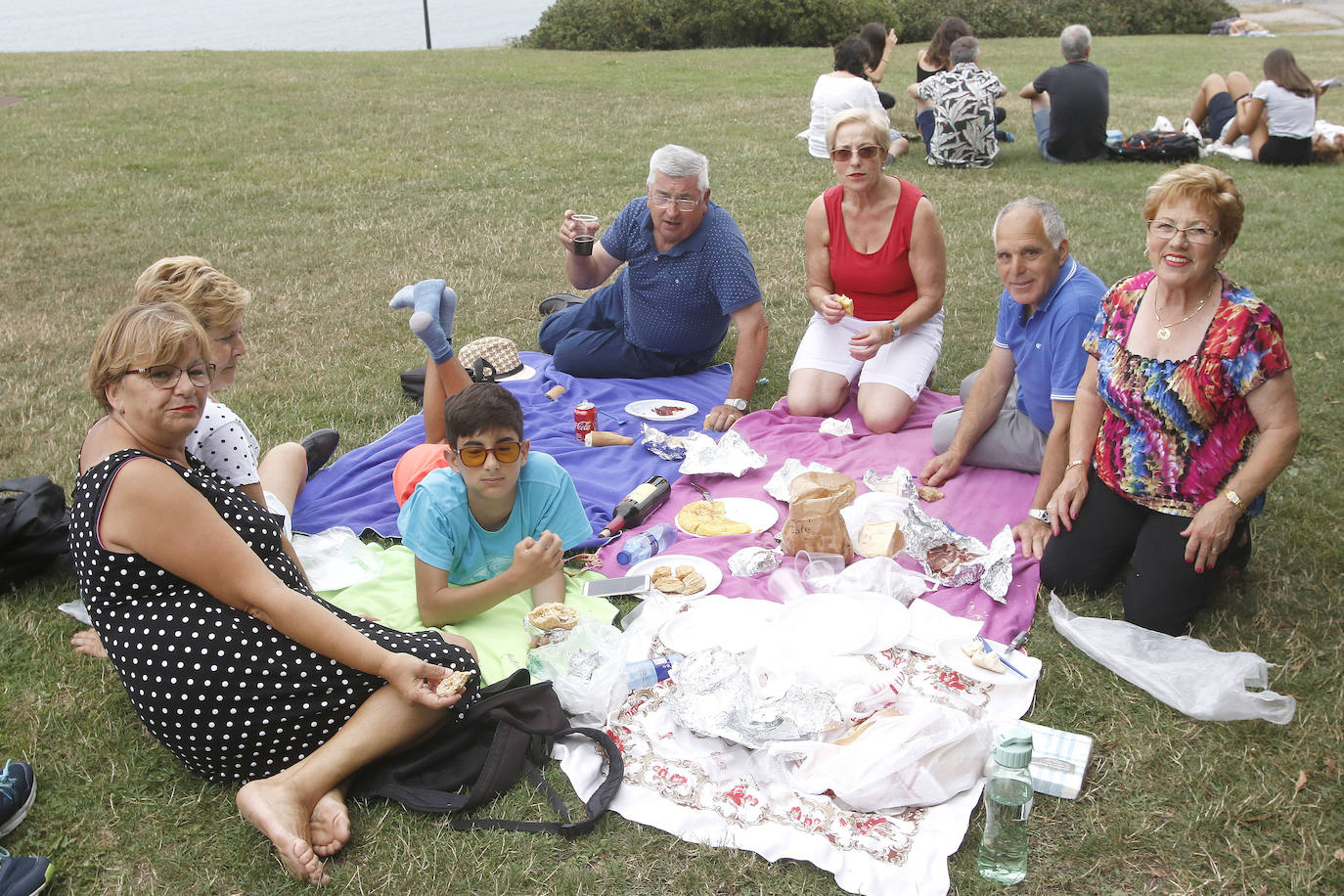 En el mediodía de este domingo tuvo lugar el Día de Asturias en Gijón, con el tradicional desfile desde la plaza Mayor hasta el Cerro, la puya del ramu y la danza prima. También hubo espacio para los juegos tradicionales y la comida en el prau. 