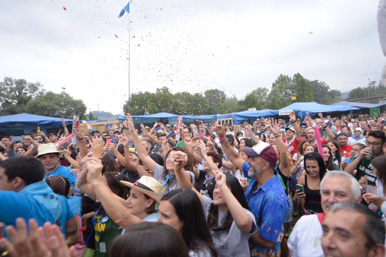 La sidra y las ganas de diversión llenan el prau Salcedo de Pravia en una de las fiestas más multitudinarias de Asturias.