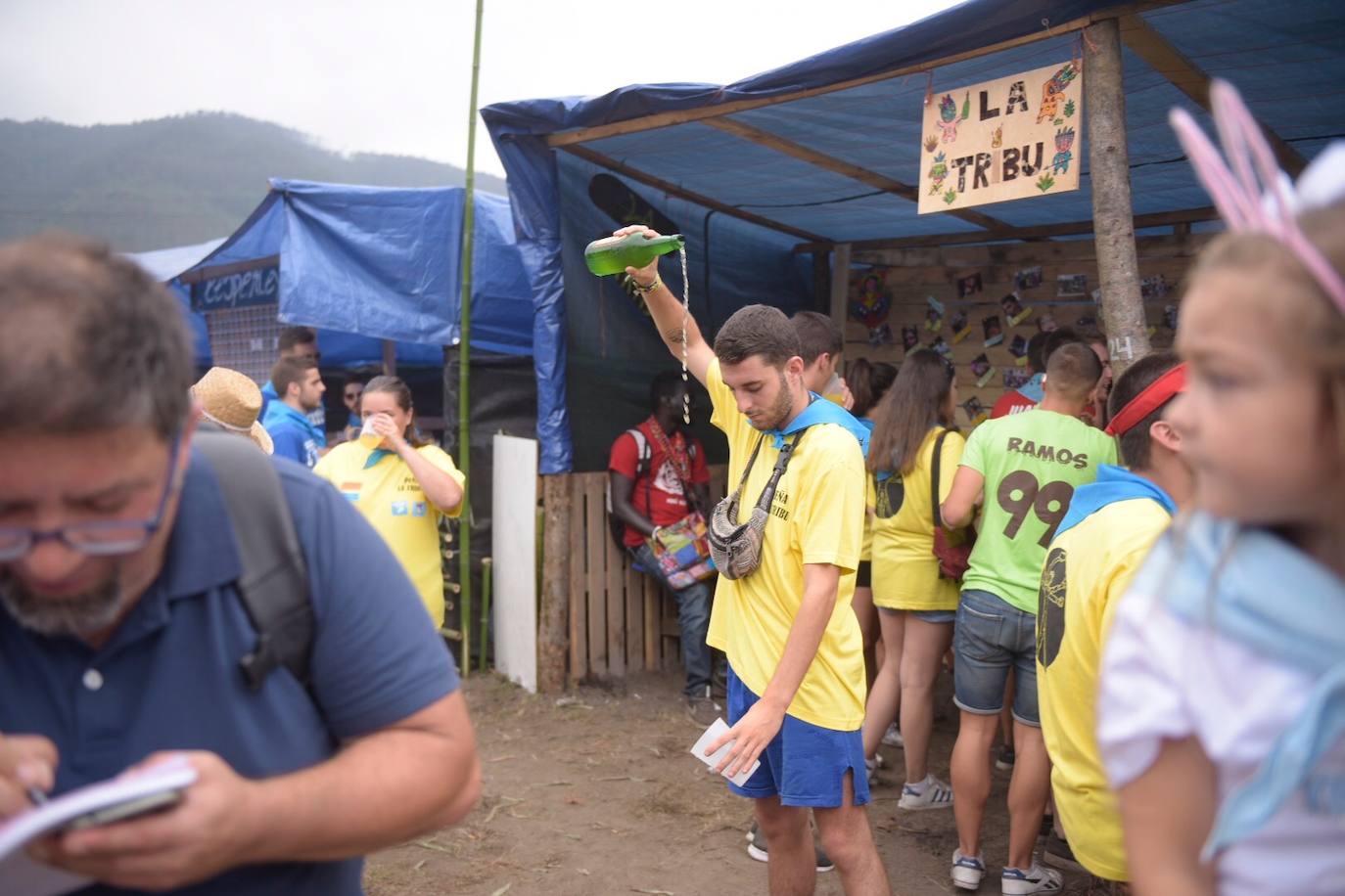 La sidra y las ganas de diversión llenan el prau Salcedo de Pravia en una de las fiestas más multitudinarias de Asturias.