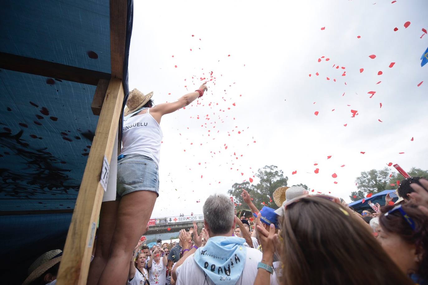 La sidra y las ganas de diversión llenan el prau Salcedo de Pravia en una de las fiestas más multitudinarias de Asturias.