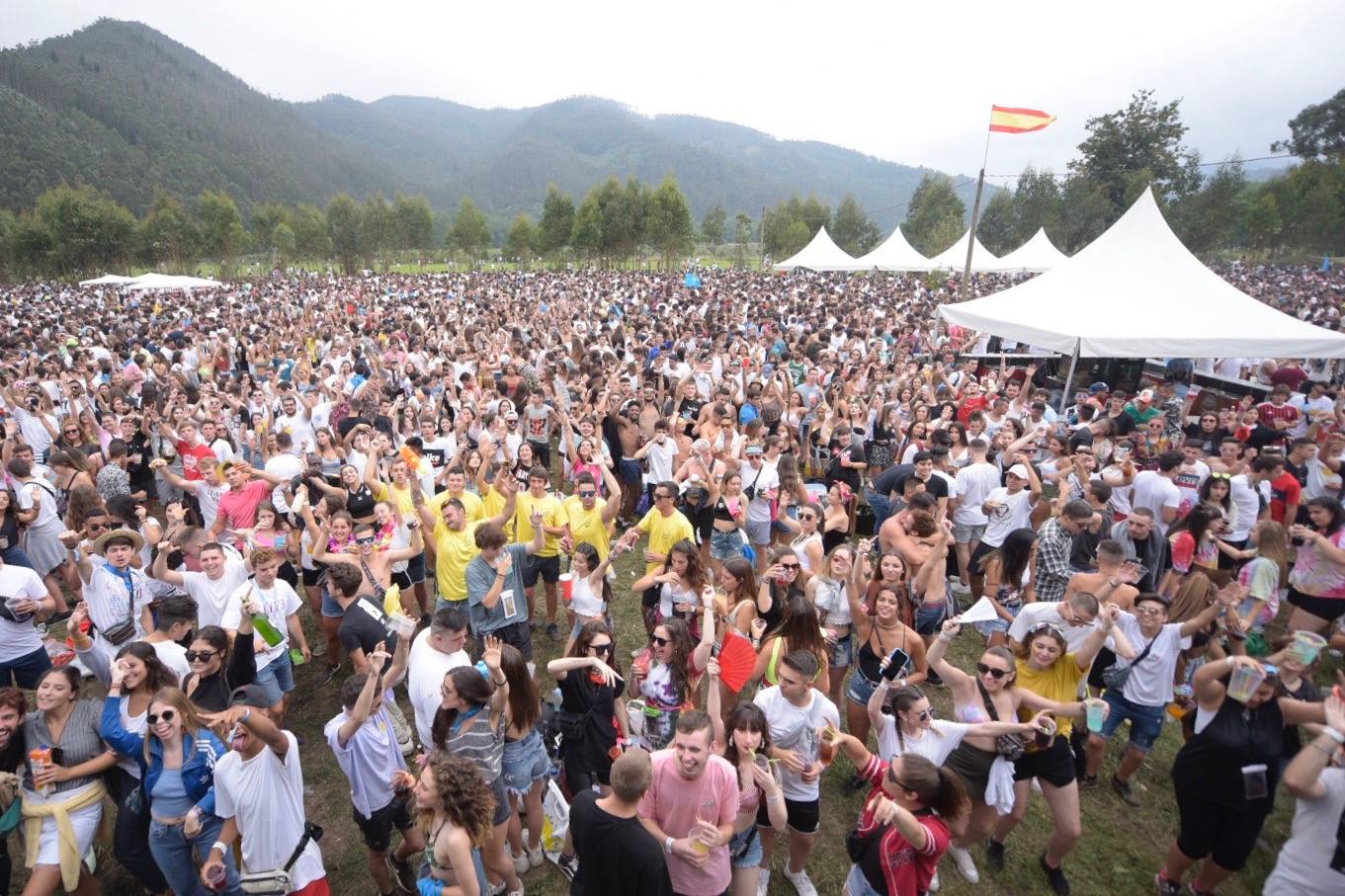 La sidra y las ganas de diversión llenan el prau Salcedo de Pravia en una de las fiestas más multitudinarias de Asturias.